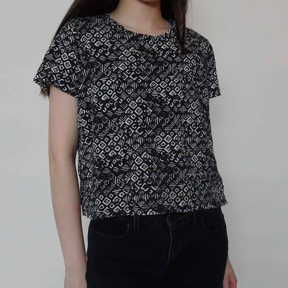 Black/white patterns crop top